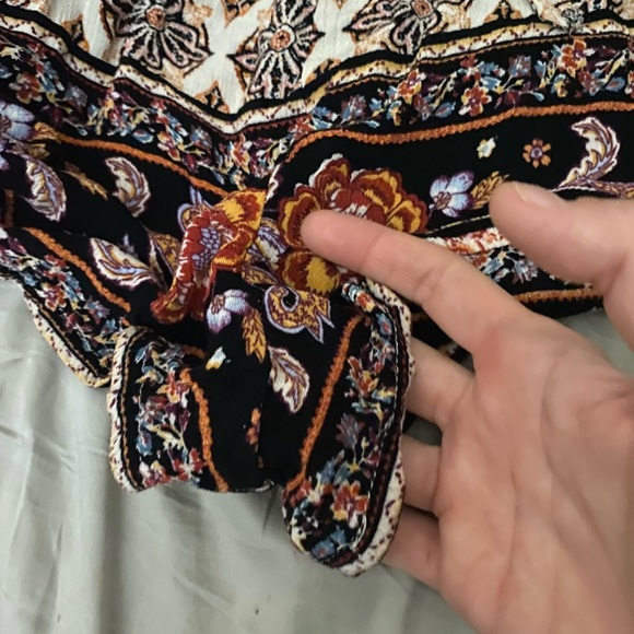 Size M romper, elastic waist , adjust spaghetti string straps. - Picture 7 of 10